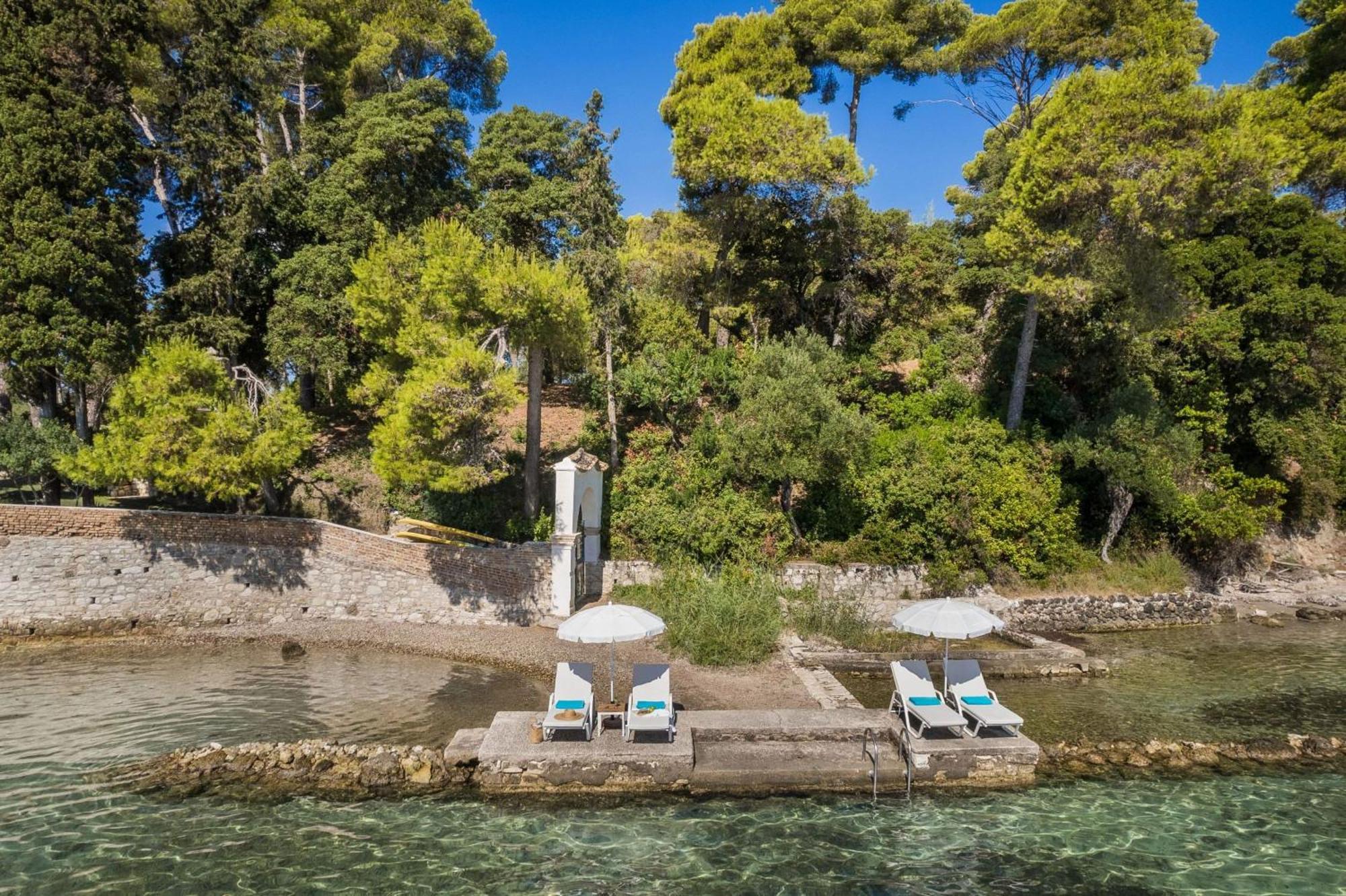 Villa Magnificent Seafront Corfu - 5 En-suite Bedrooms -the Durrells House | Historic Elegance & Modern Luxuries - Direct Access & Private Heated Pool Kontokali